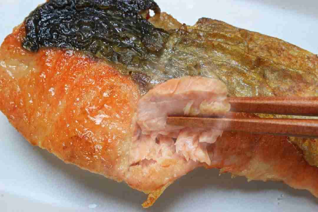 鮭、離乳食のために取り分け
