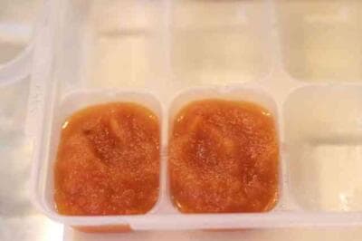 取り分け離乳食をブレンダーにかけてフリージングします